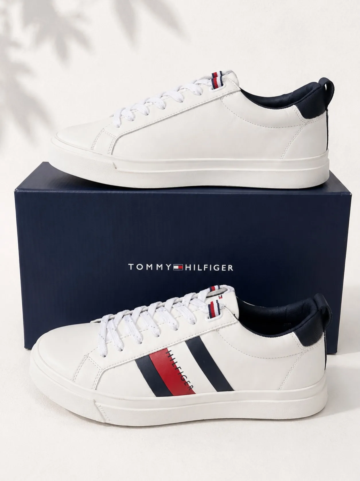 Tênis branco com listras assinatura — Tommy Hilfiger
